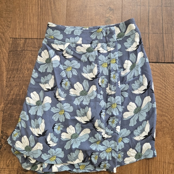 Loft Outlet Pleated Floral Shorts Size 6 - Picture 8 of 9